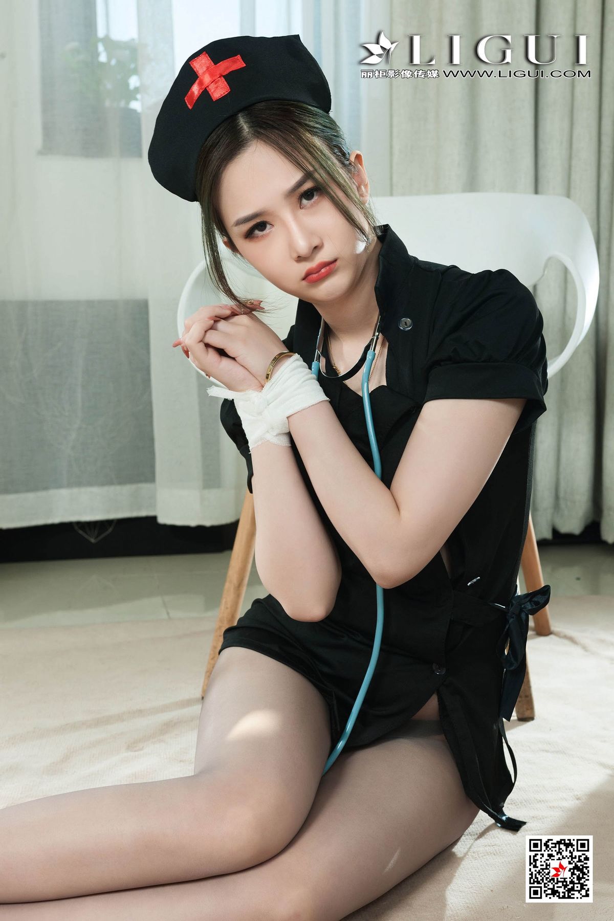 年轻漂亮美女婷婷黑丝香蕉丝足诱惑写真集图片
