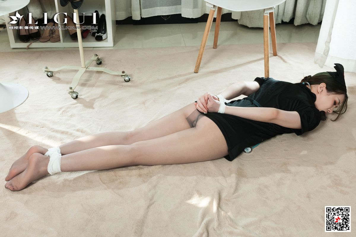年轻漂亮美女婷婷黑丝香蕉丝足诱惑写真集图片
