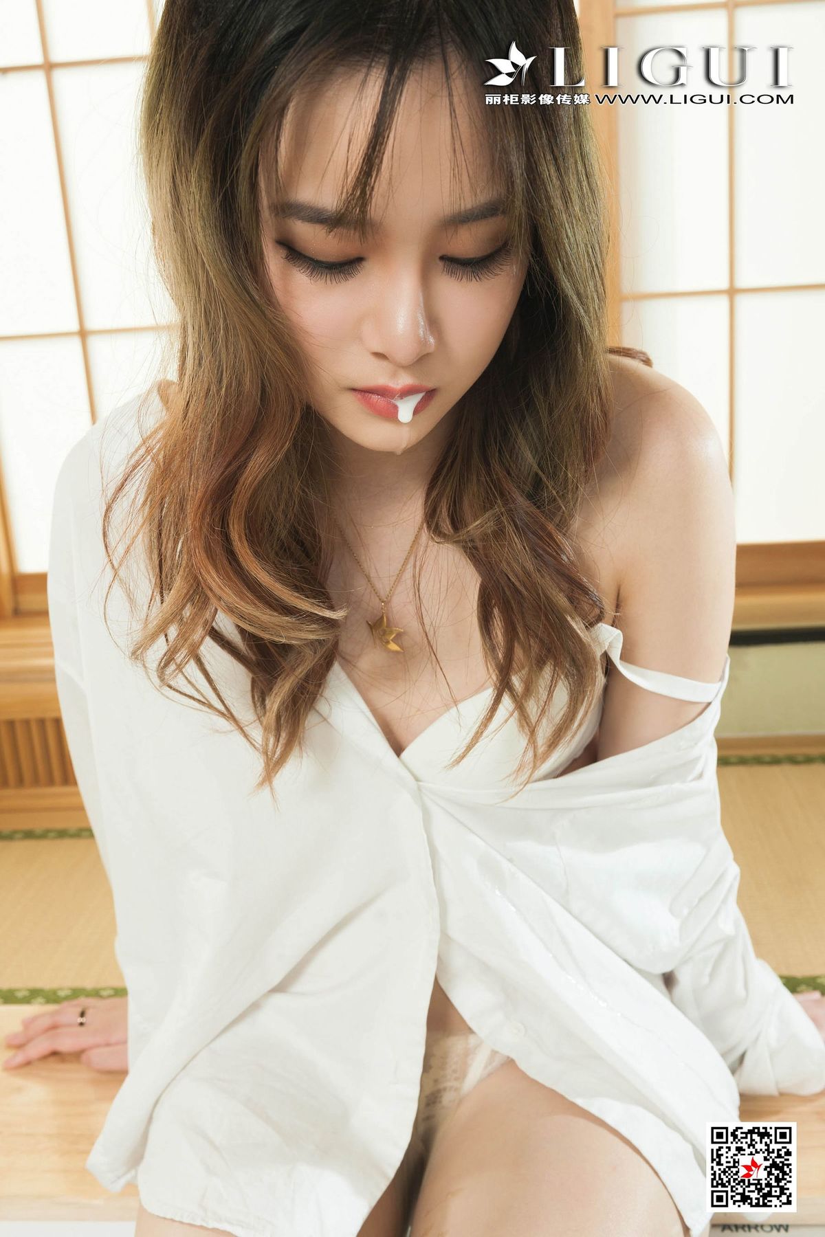 年轻漂亮美女婷婷黑丝香蕉丝足诱惑写真集图片
