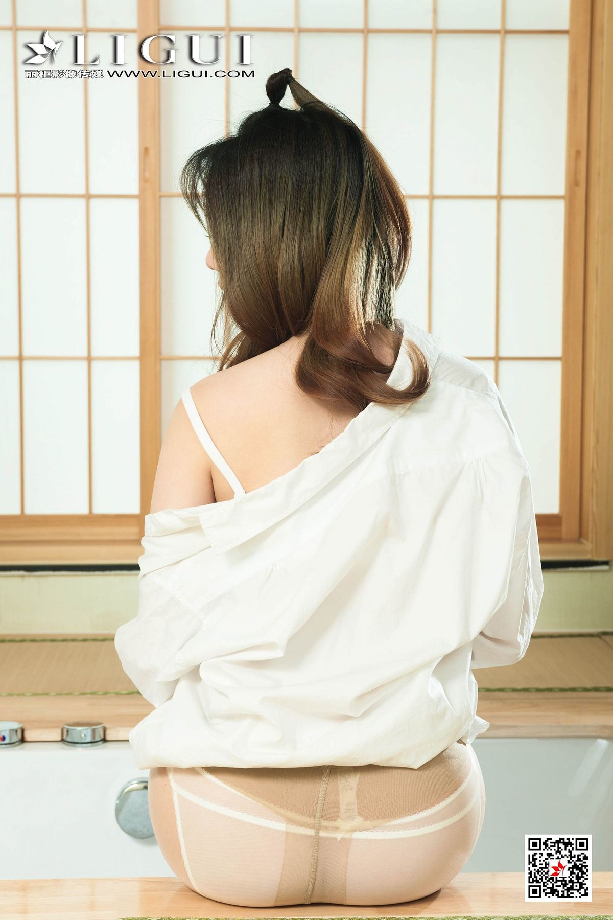 年轻漂亮美女婷婷黑丝香蕉丝足诱惑写真集图片