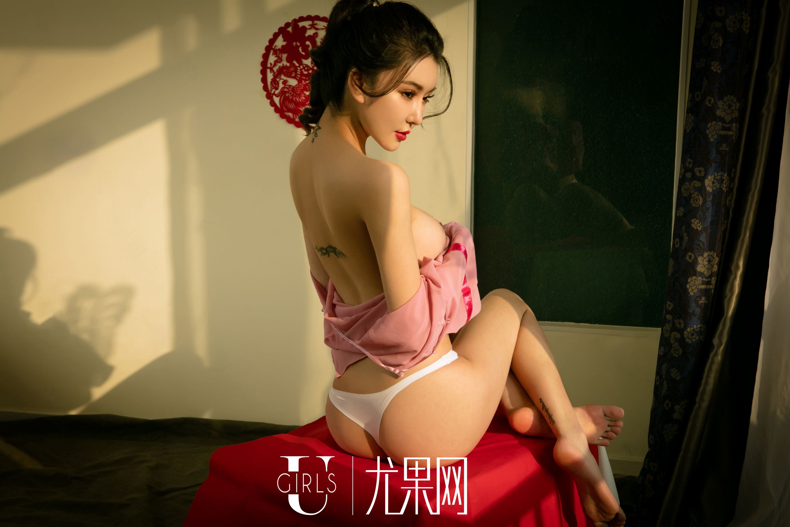 美女施诗图片