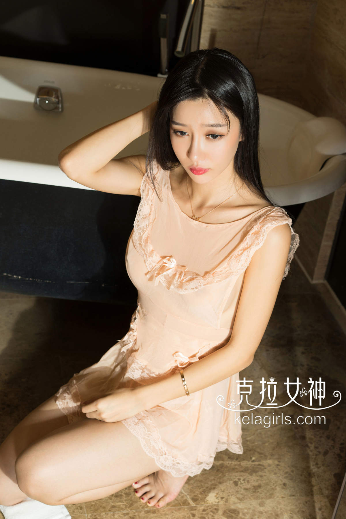 日韩美女之家吴倩倩围裙・春光高清妹子写真集图片