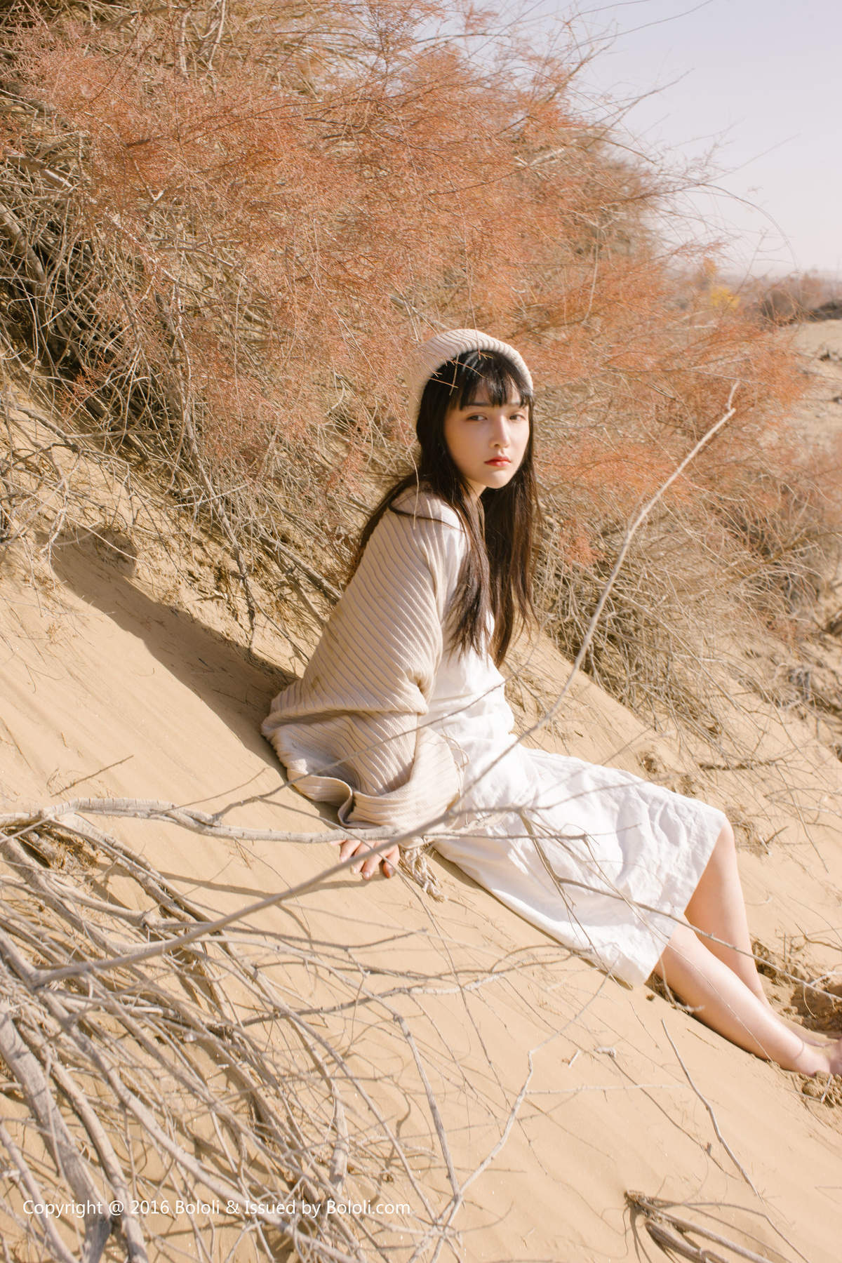 亚洲ROSI美女模特露臀之应沙漠仙女之应―沙漠之旅KIM011写真集图片