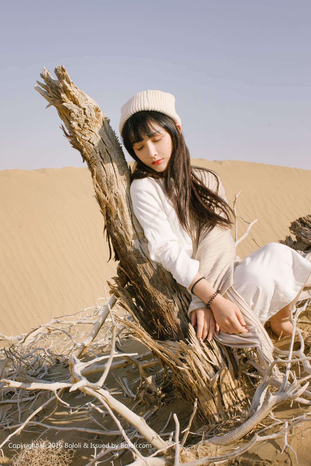 亚洲ROSI美女模特露臀之应沙漠仙女之应―沙漠之旅KIM011写真集图片