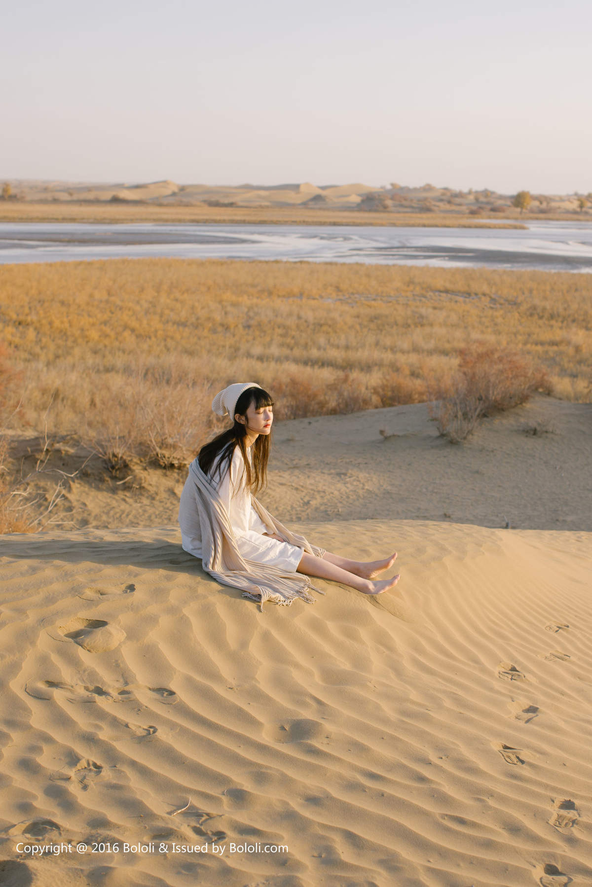 亚洲ROSI美女模特露臀之应沙漠仙女之应―沙漠之旅KIM011写真集图片