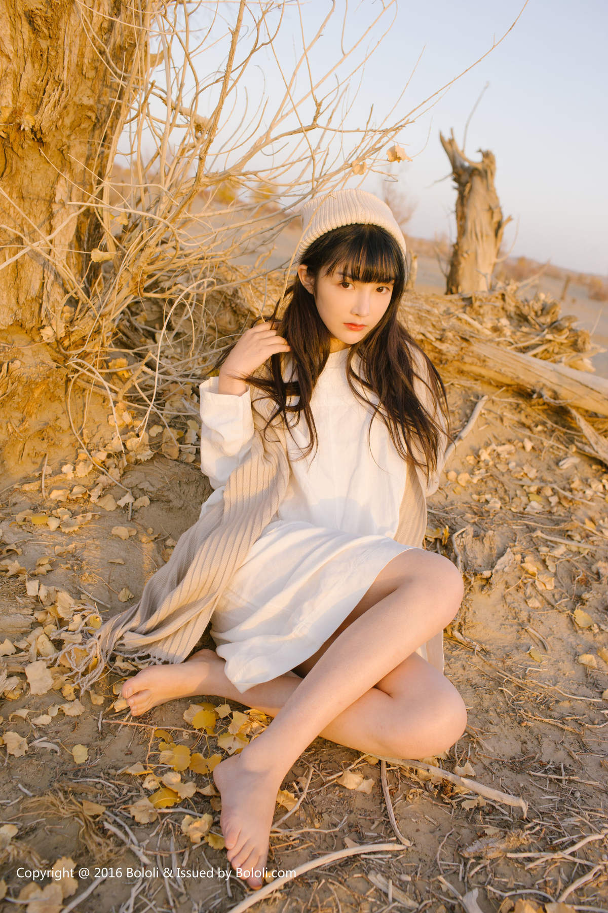 亚洲ROSI美女模特露臀之应沙漠仙女之应―沙漠之旅KIM011写真集图片