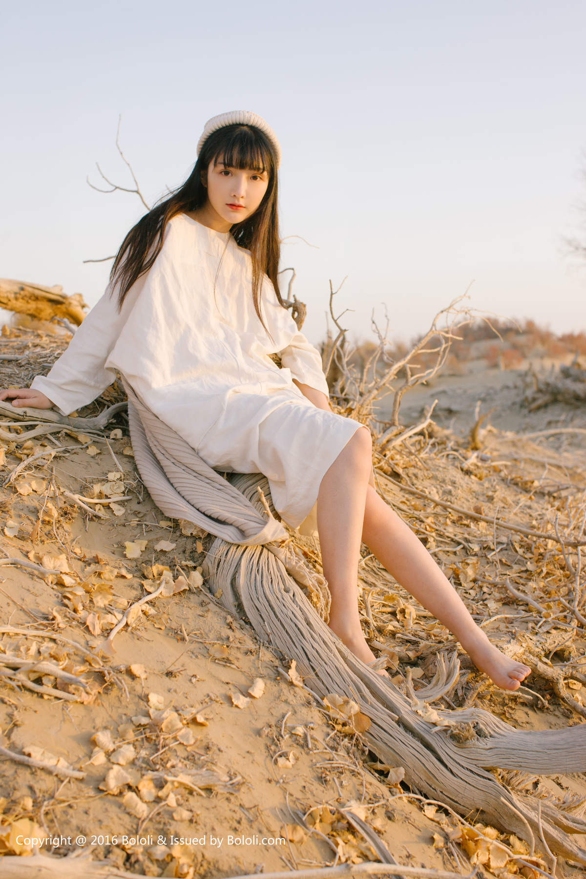亚洲ROSI美女模特露臀之应沙漠仙女之应―沙漠之旅KIM011写真集图片