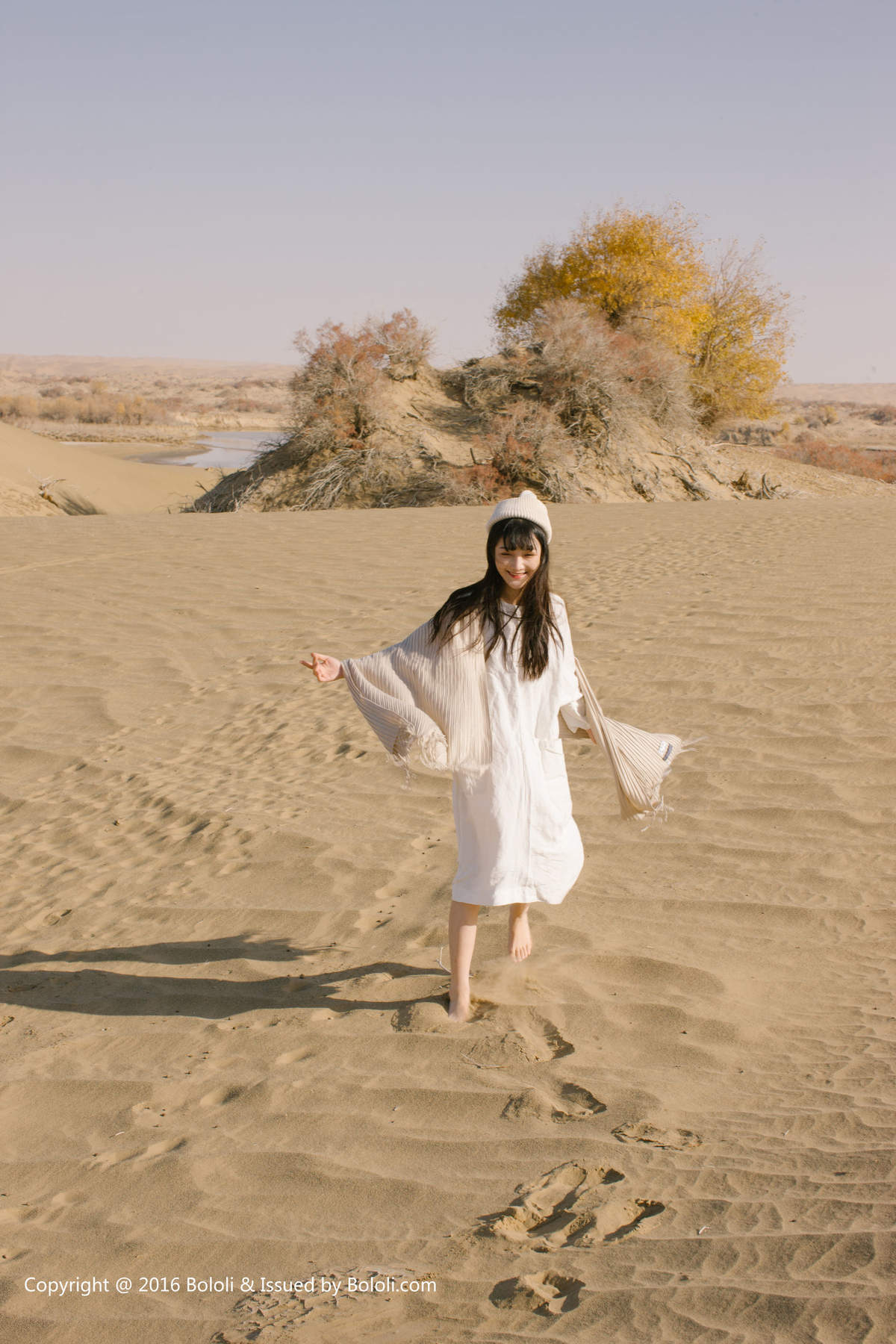 亚洲ROSI美女模特露臀之应沙漠仙女之应―沙漠之旅KIM011写真集图片