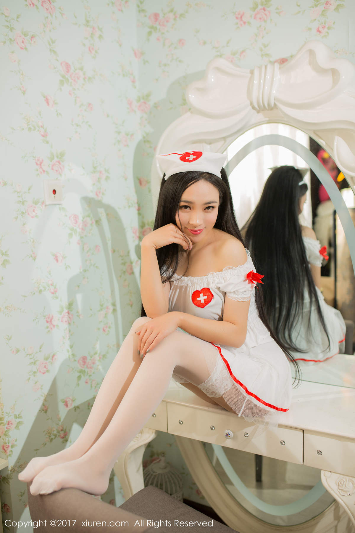 亚洲8090模特艾儿521黑丝兔女郎性感护士制服高清妹子写真集图片
