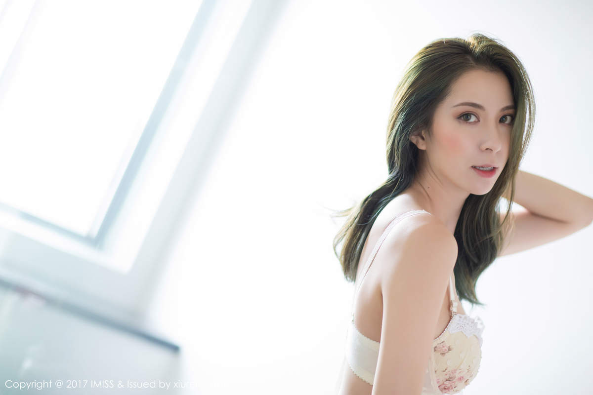 亚洲美女陈良玲Carry气质女神的黑丝美腿高清模特写真集图片