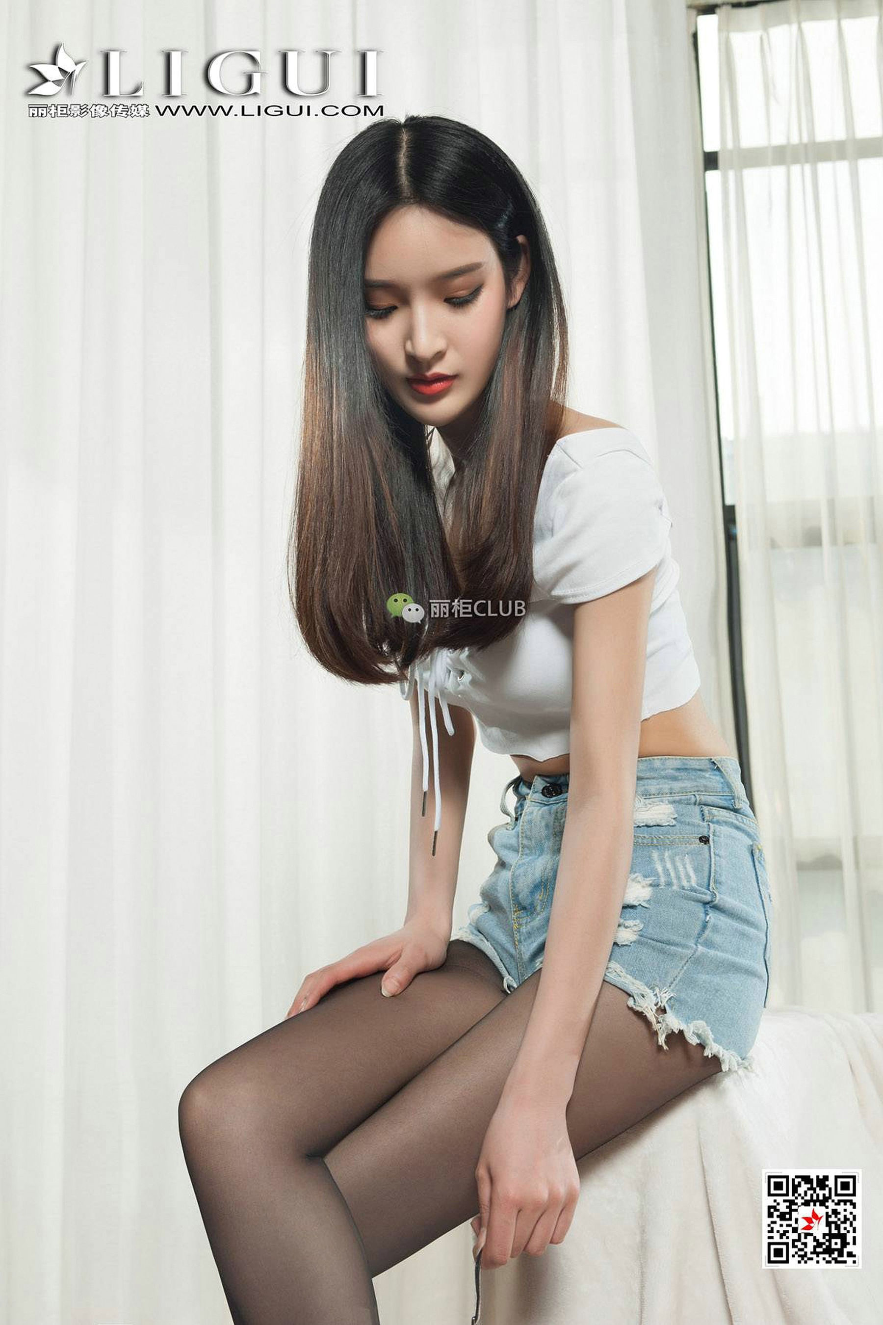 漂亮美女丽柜腿模雪糕筱筱户外丝足美腿丝足写真集图片