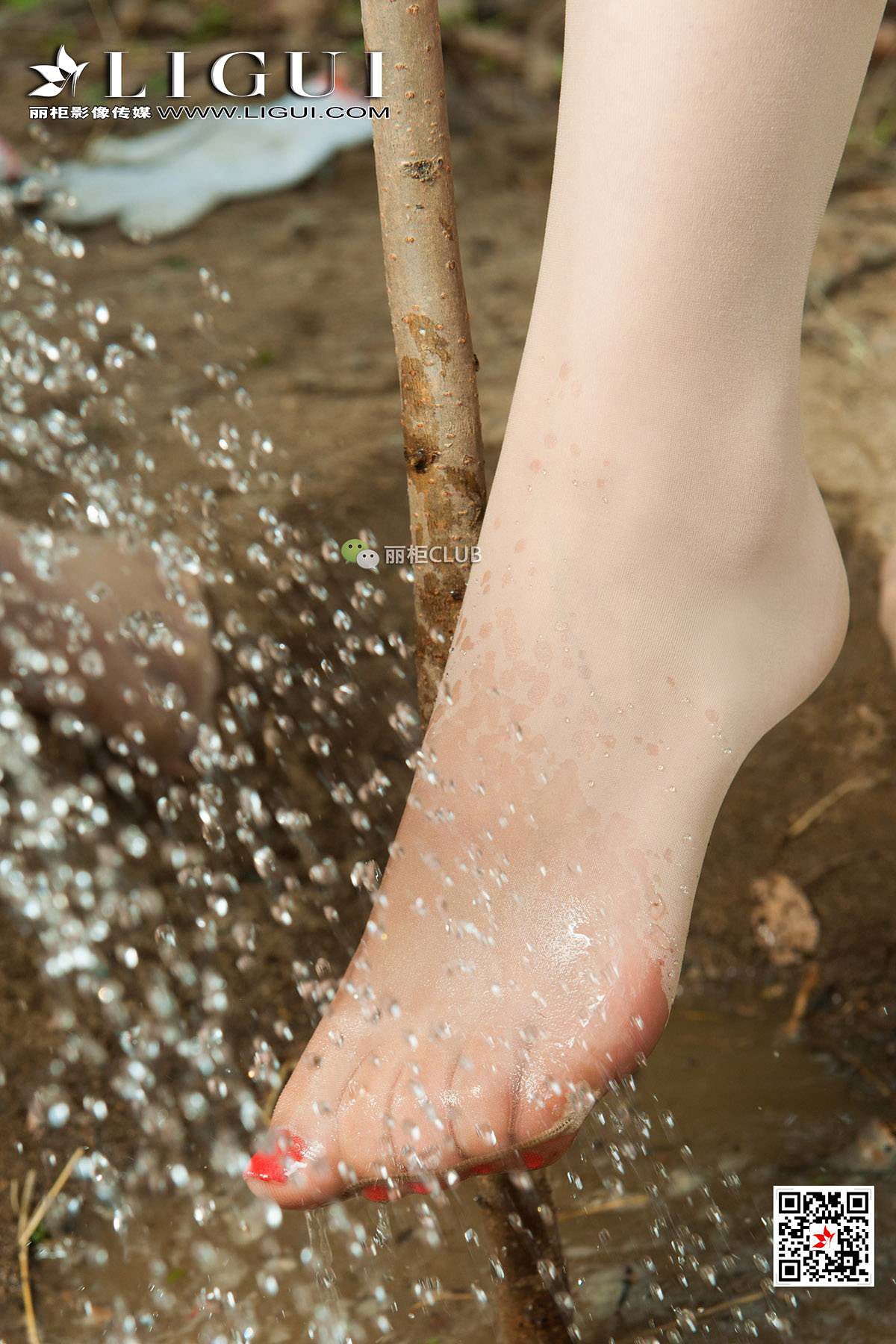 漂亮美女丽柜腿模雪糕筱筱户外丝足美腿丝足写真集图片