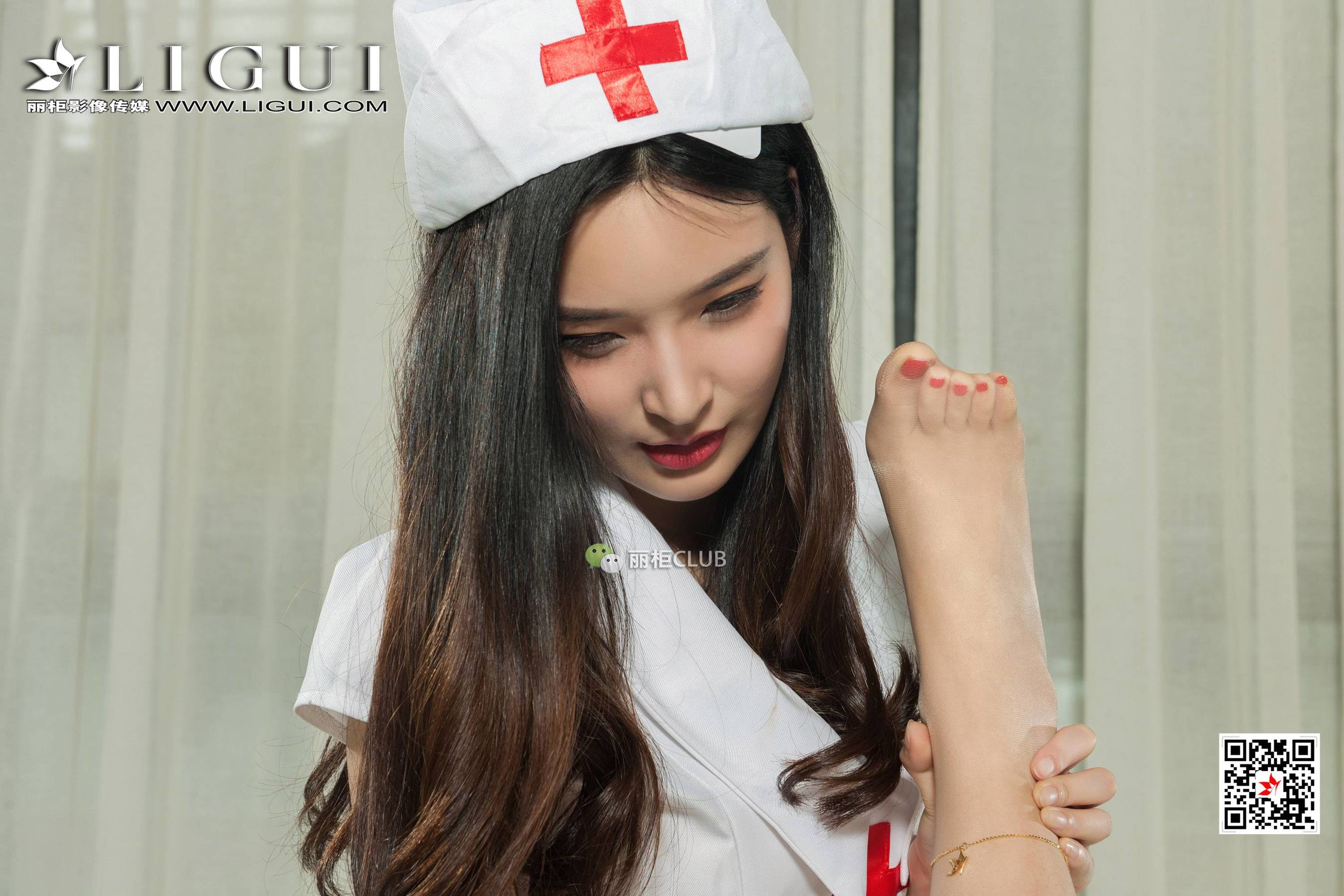 漂亮美女丽柜腿模雪糕筱筱户外丝足美腿丝足写真集图片