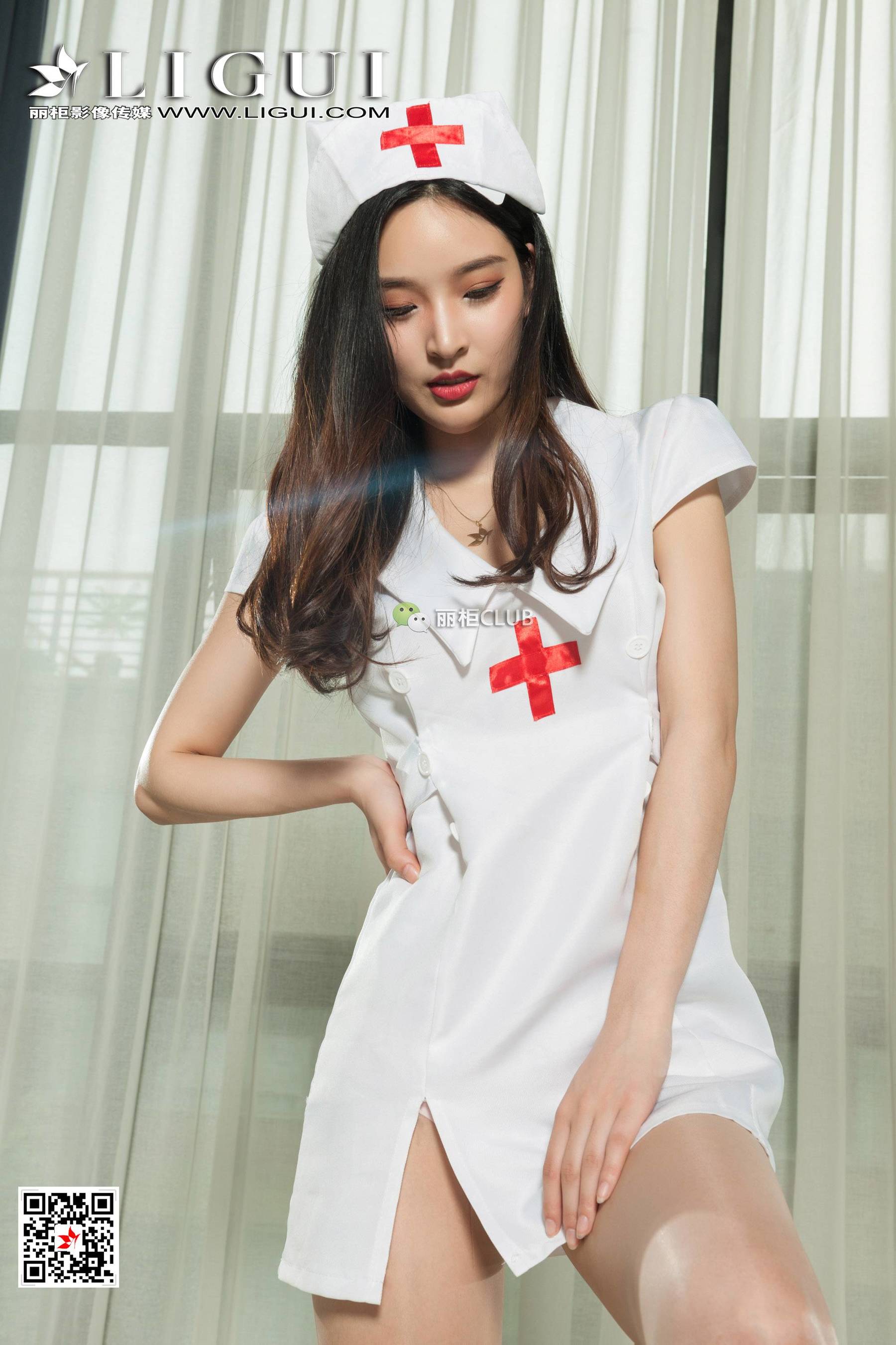 漂亮美女丽柜腿模雪糕筱筱户外丝足美腿丝足写真集图片