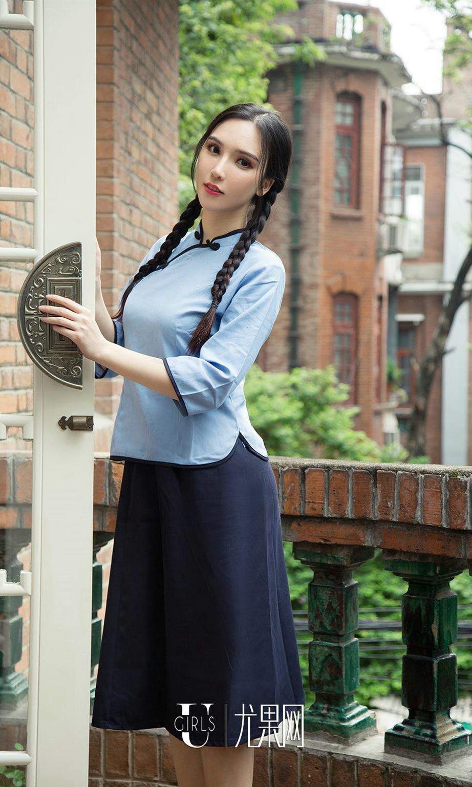香港嫩模气质女神陈诗雯肩带滑落露美乳翘臀长腿美女高清写真图片图片