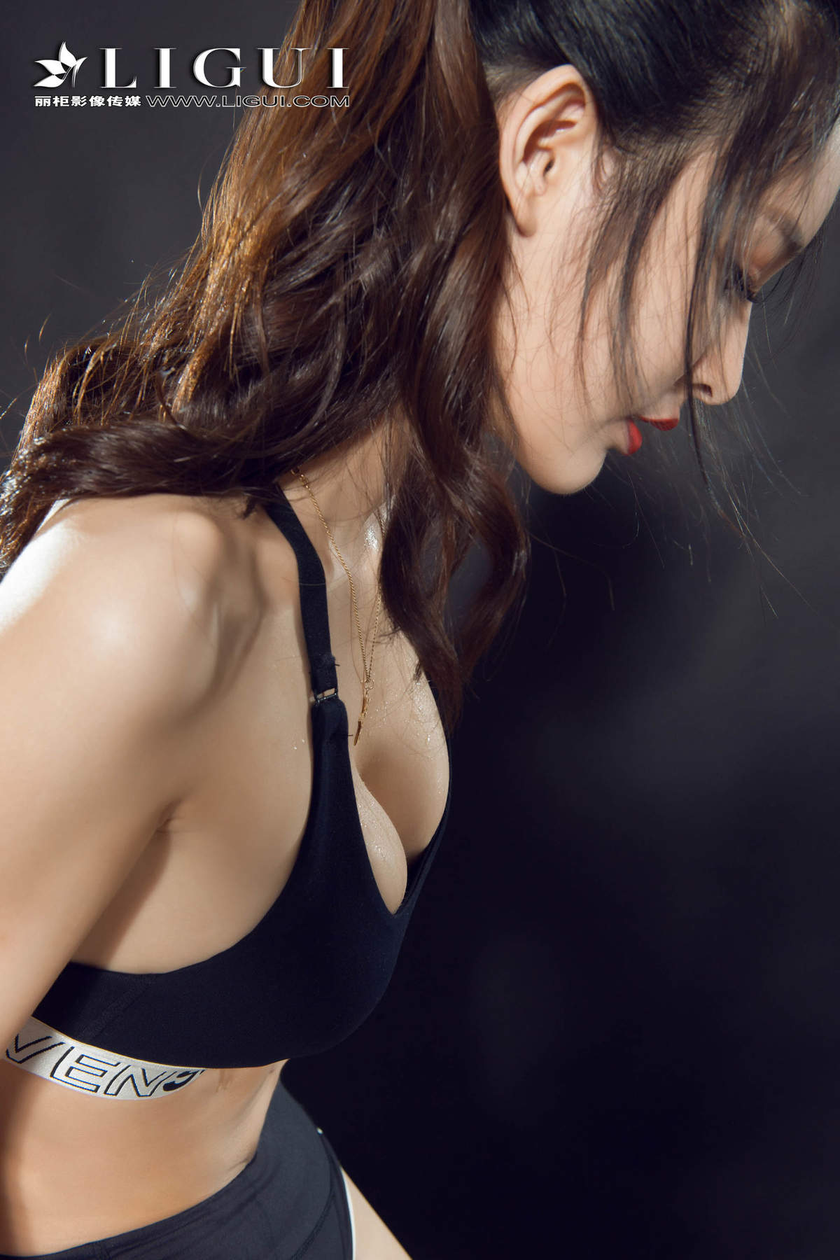 运动装美女图片