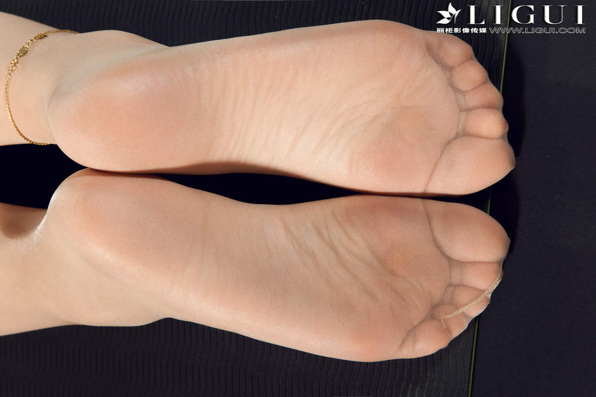 瑜伽美女腿模Xilly健身丝足写真集图片