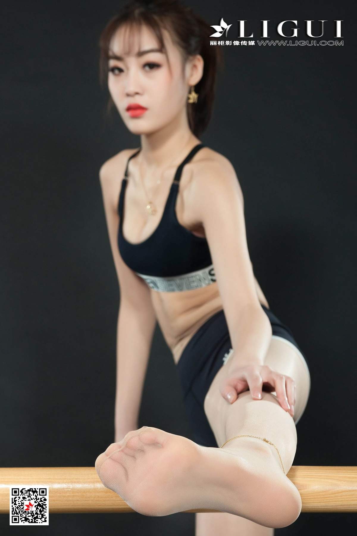 瑜伽美女腿模Xilly健身丝足写真集图片