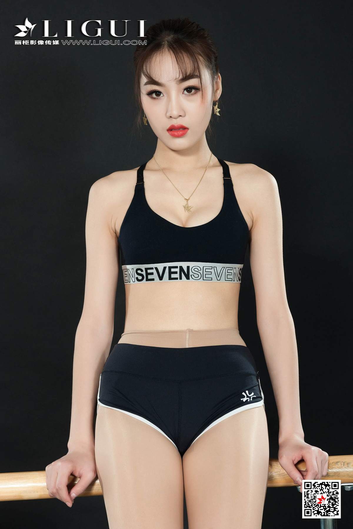 瑜伽美女腿模Xilly健身丝足写真集图片