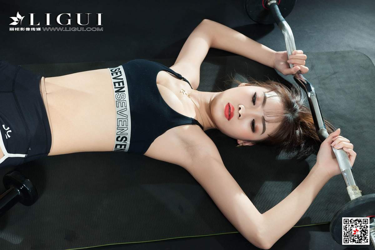 瑜伽美女腿模Xilly健身丝足写真集图片