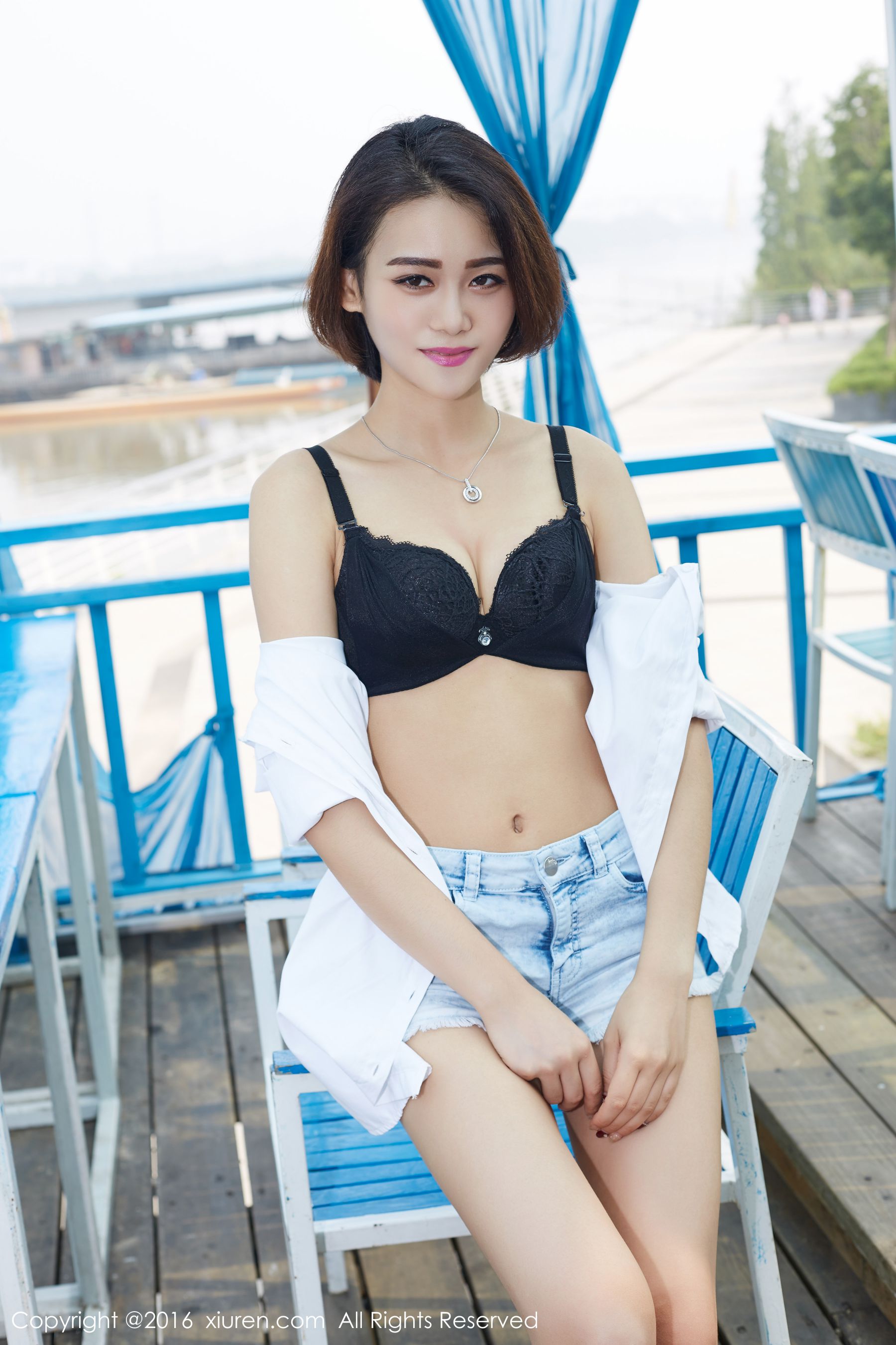热裤美女图片
