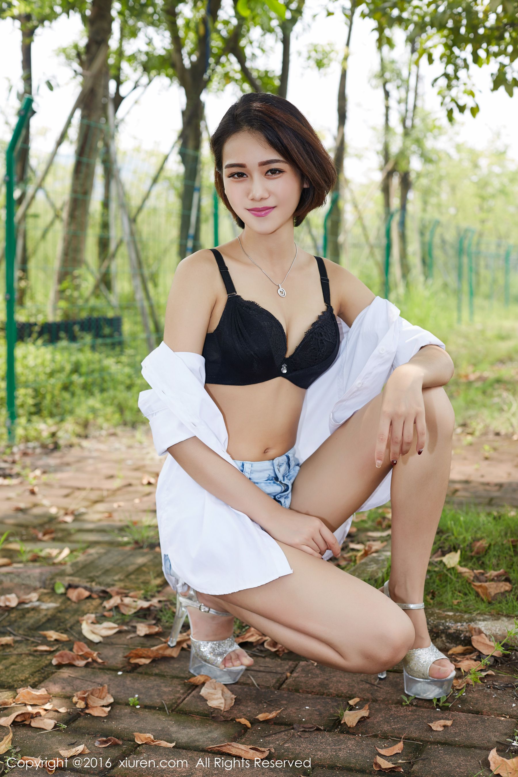 热裤美女图片