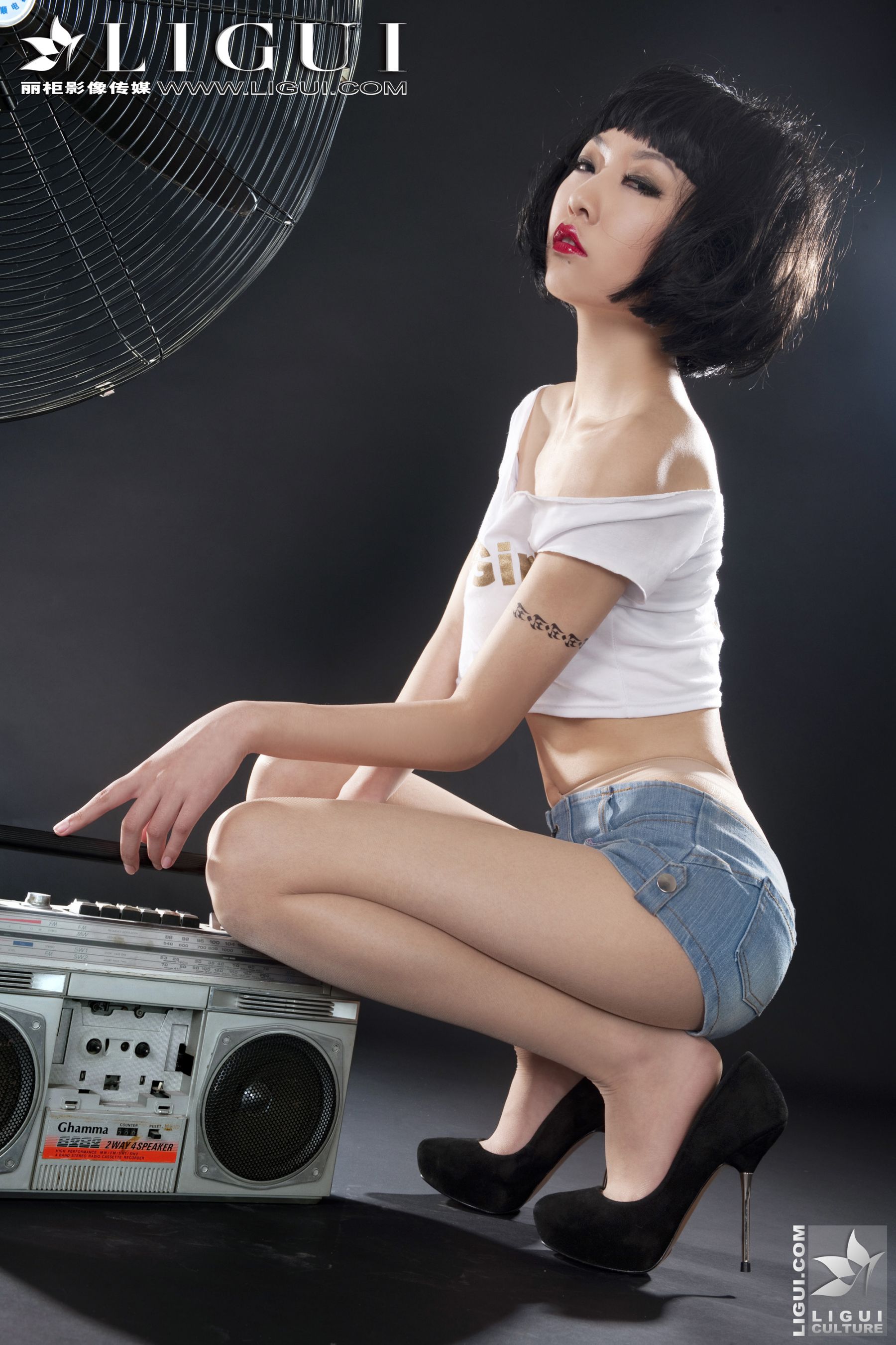 热裤美女图片