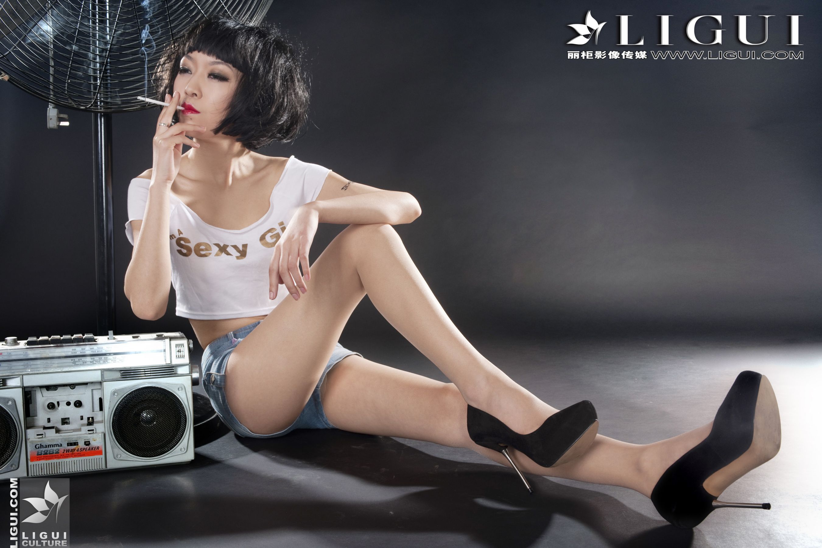 热裤美女图片