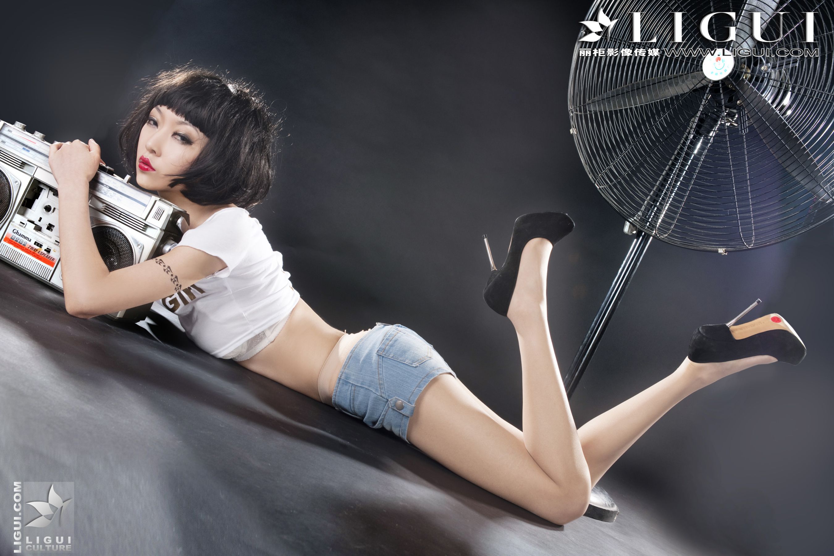 热裤美女图片