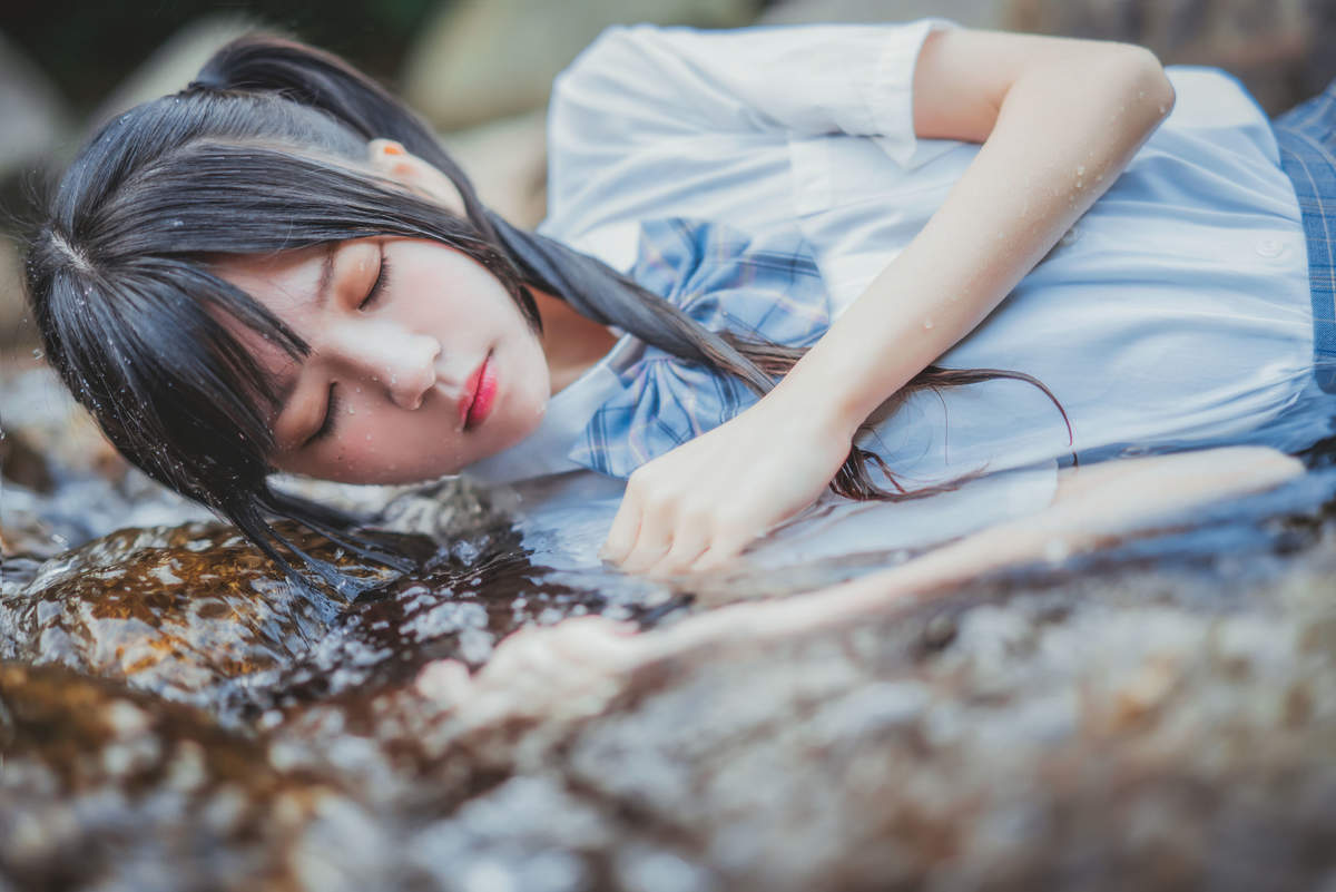 亚洲女人天堂林琳一半沙漠一半水高清mm写真集图片