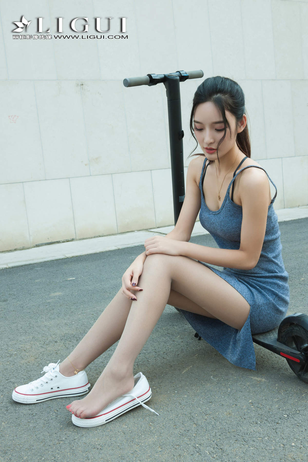 美女穿比基尼刘姗姗红花与绿叶高清写真集图片
