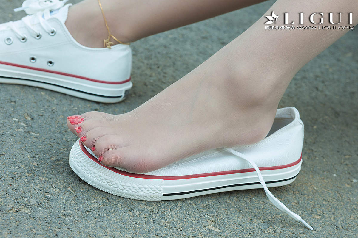美女穿比基尼刘姗姗红花与绿叶高清写真集图片