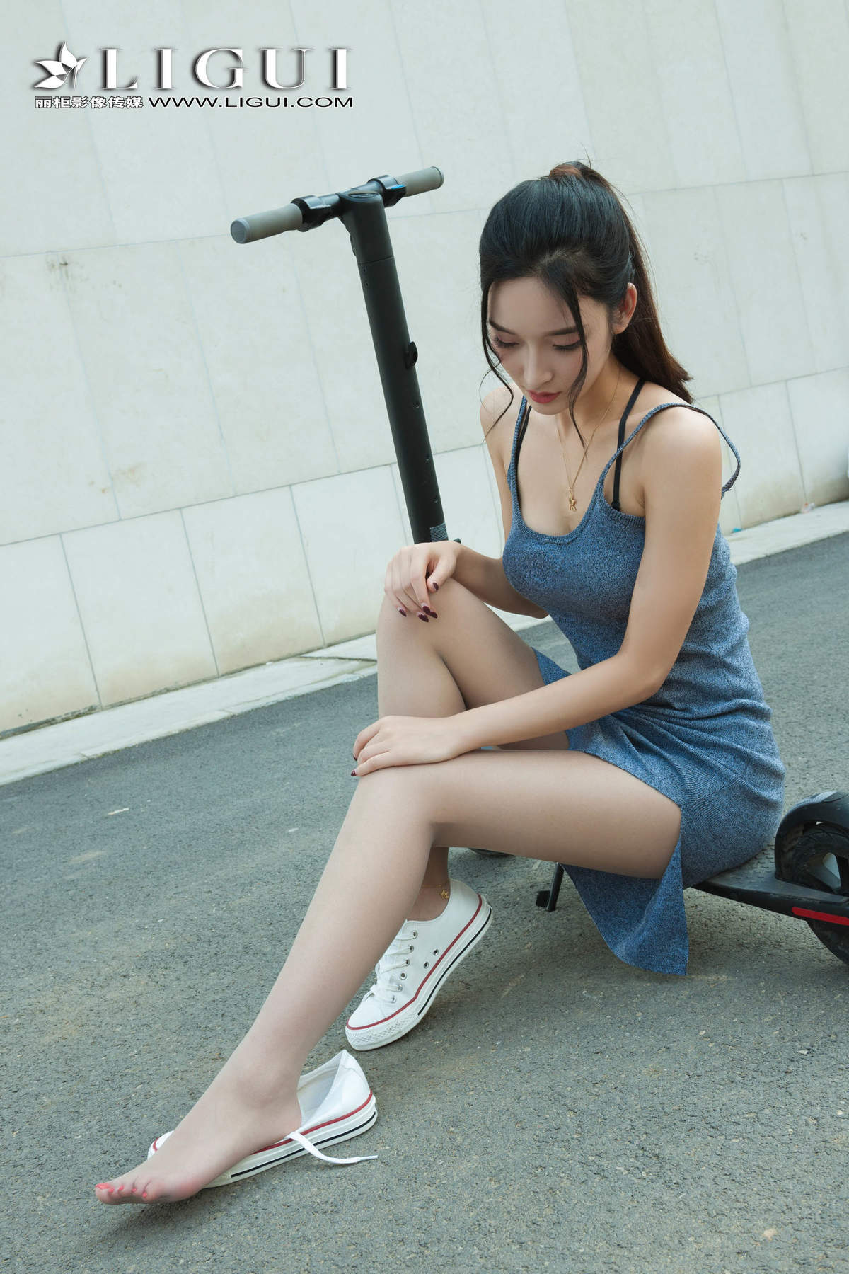 美女穿比基尼刘姗姗红花与绿叶高清写真集图片