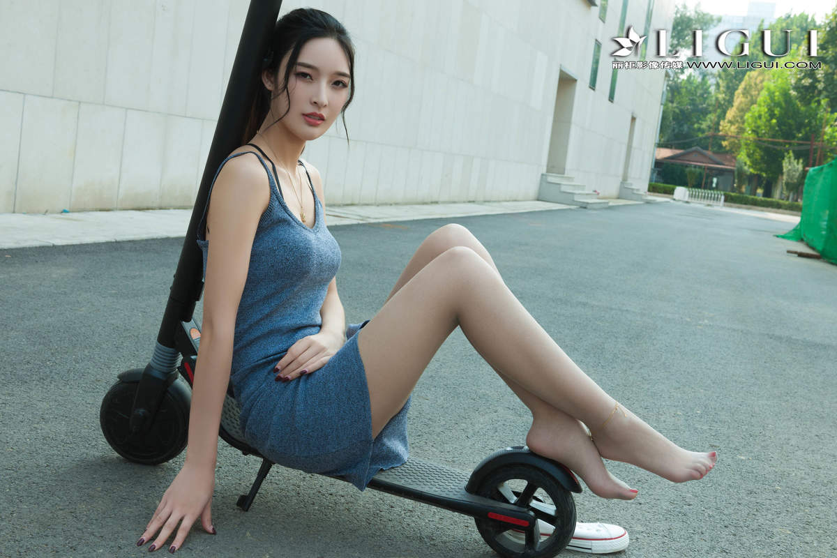美女穿比基尼刘姗姗红花与绿叶高清写真集图片