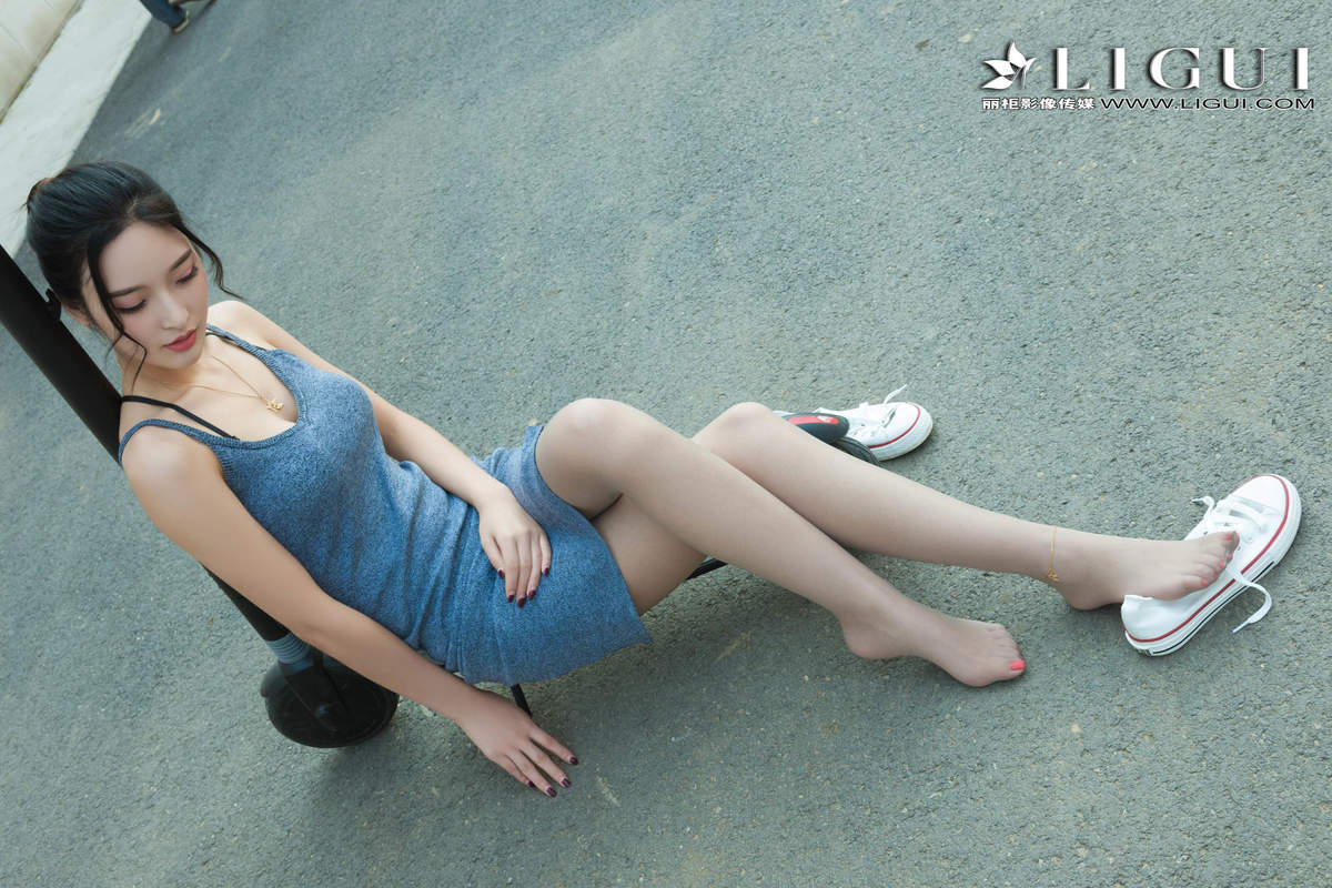 美女穿比基尼刘姗姗红花与绿叶高清写真集图片