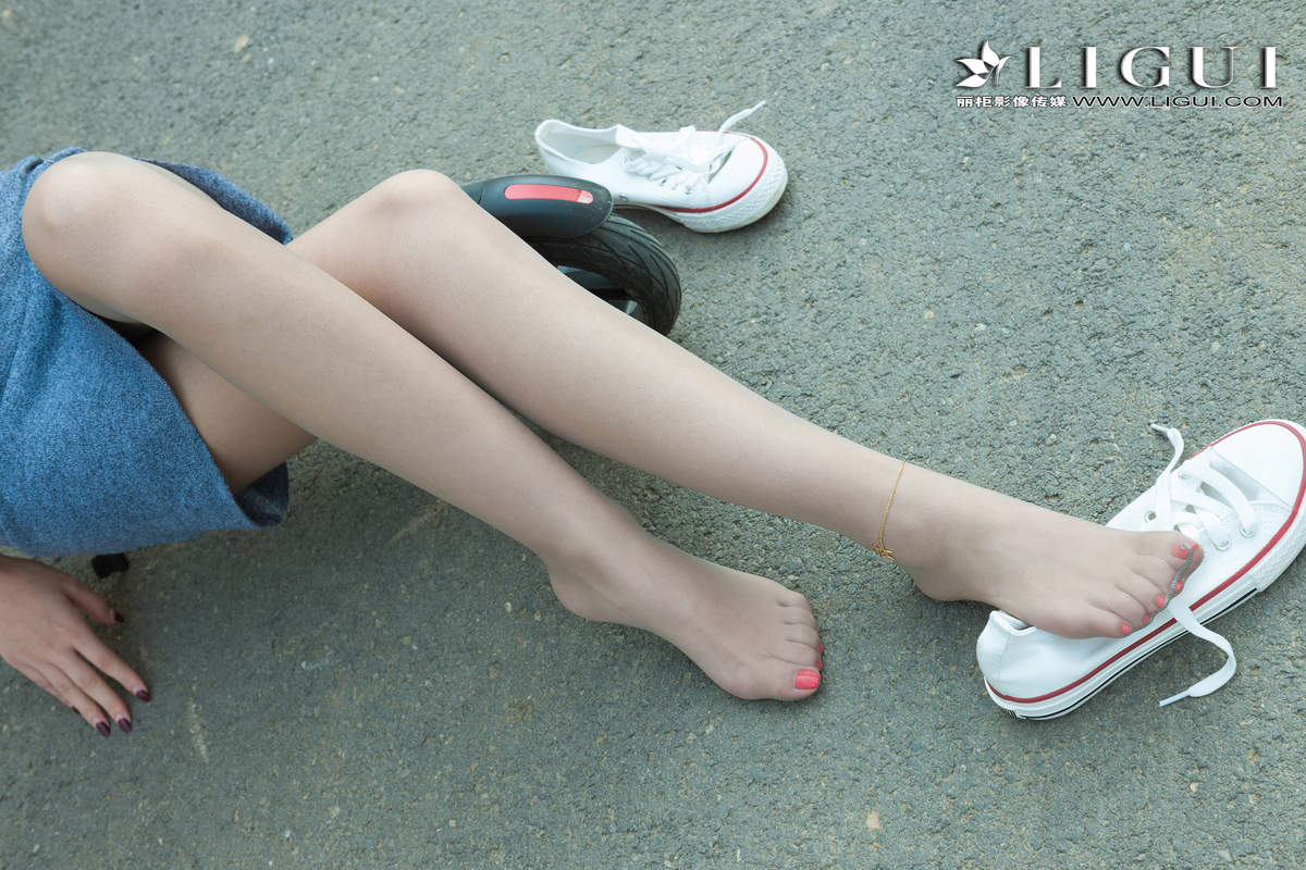 美女穿比基尼刘姗姗红花与绿叶高清写真集图片