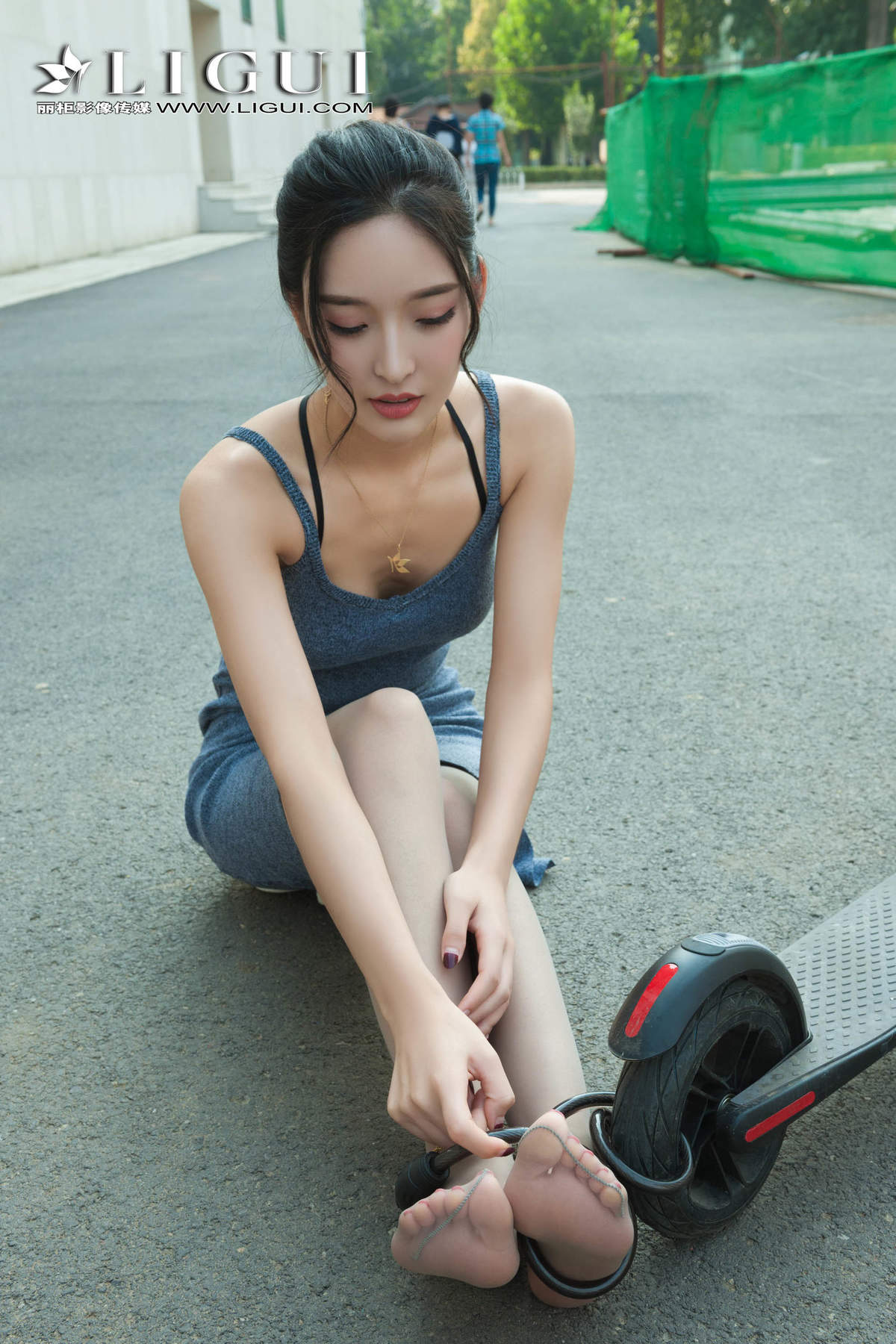 美女穿比基尼刘姗姗红花与绿叶高清写真集图片