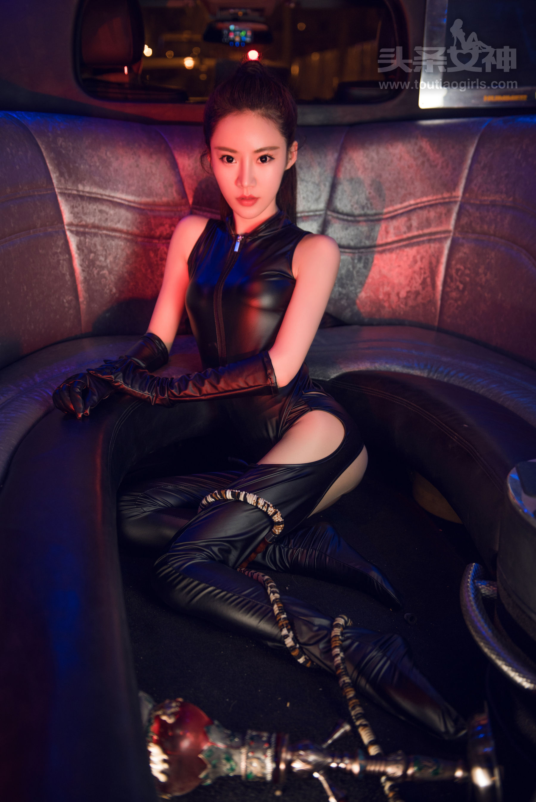 2017年4月紧身皮衣美女诱惑桌面日历壁纸图片