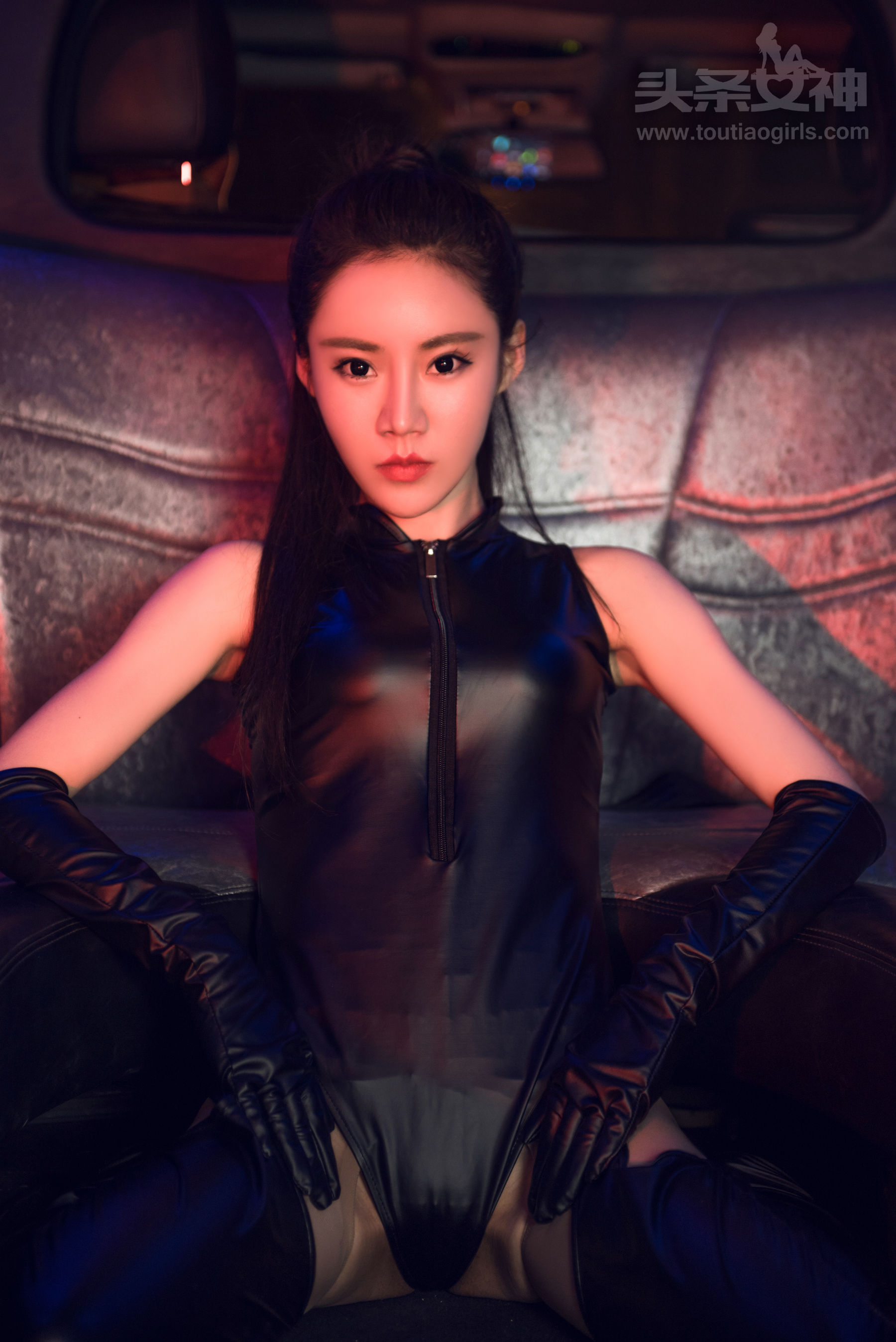 2017年4月紧身皮衣美女诱惑桌面日历壁纸图片