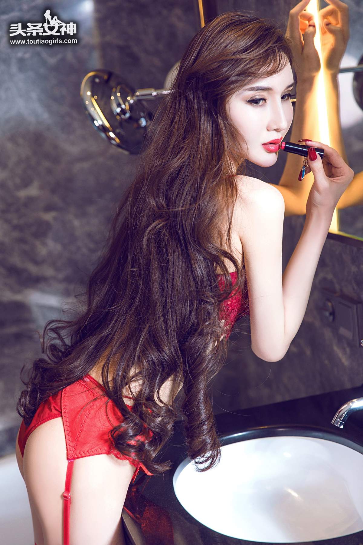 红丝袜美女图片