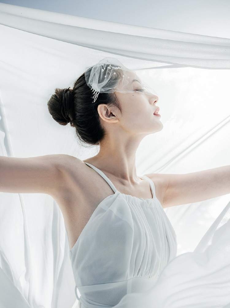 美女吊带图片