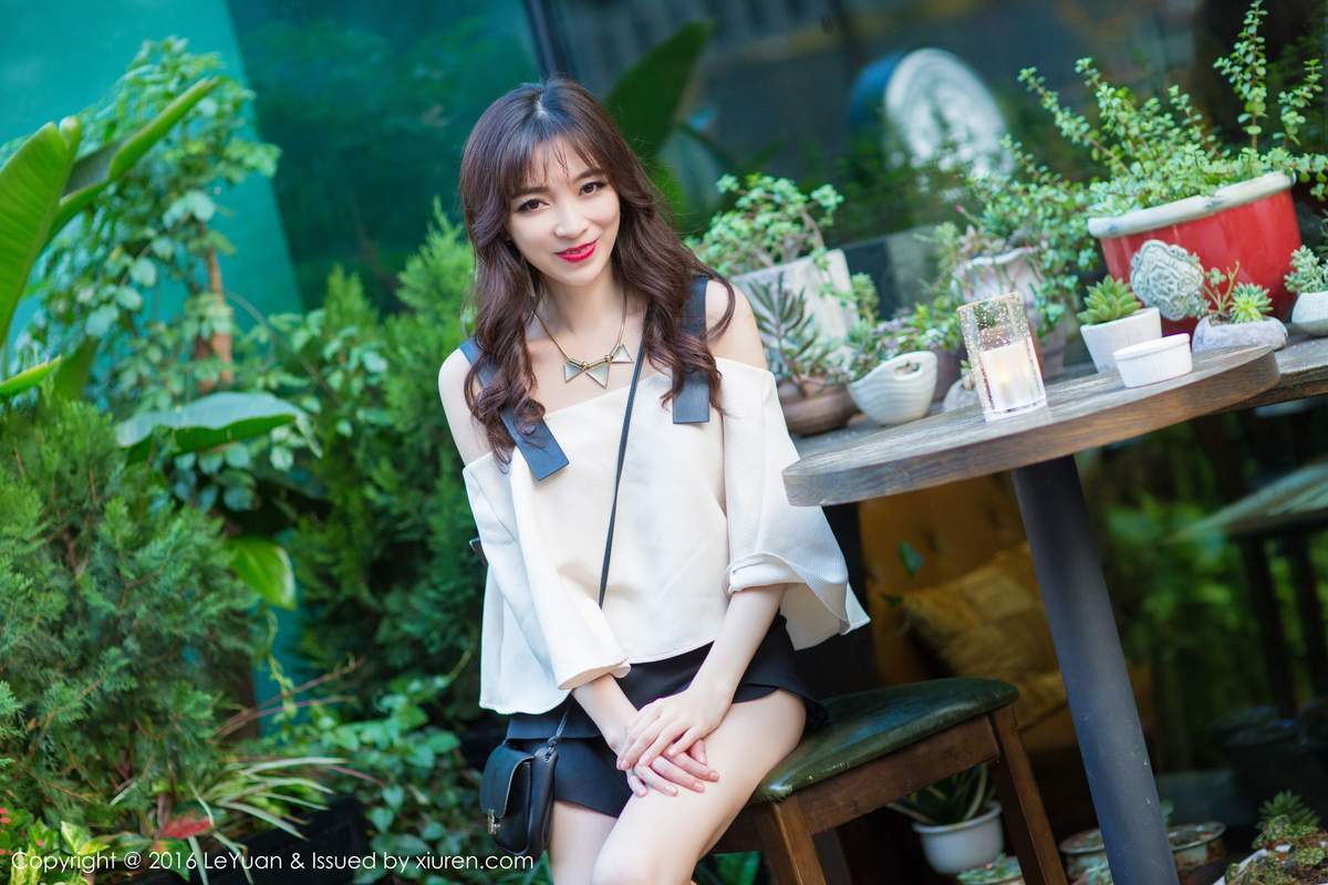 日本丝袜美女性感挑逗诱惑高惠萍Nana美腿写真集图片