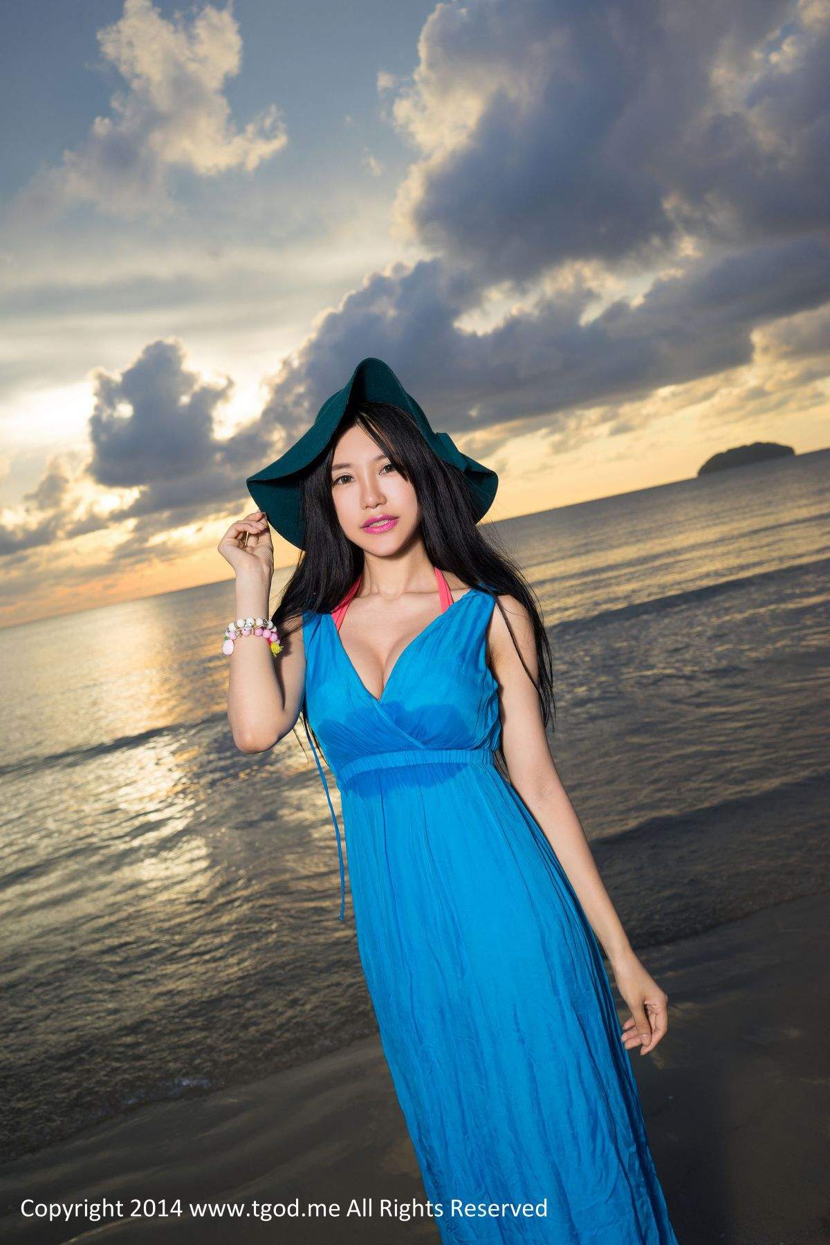 沙滩美女图片