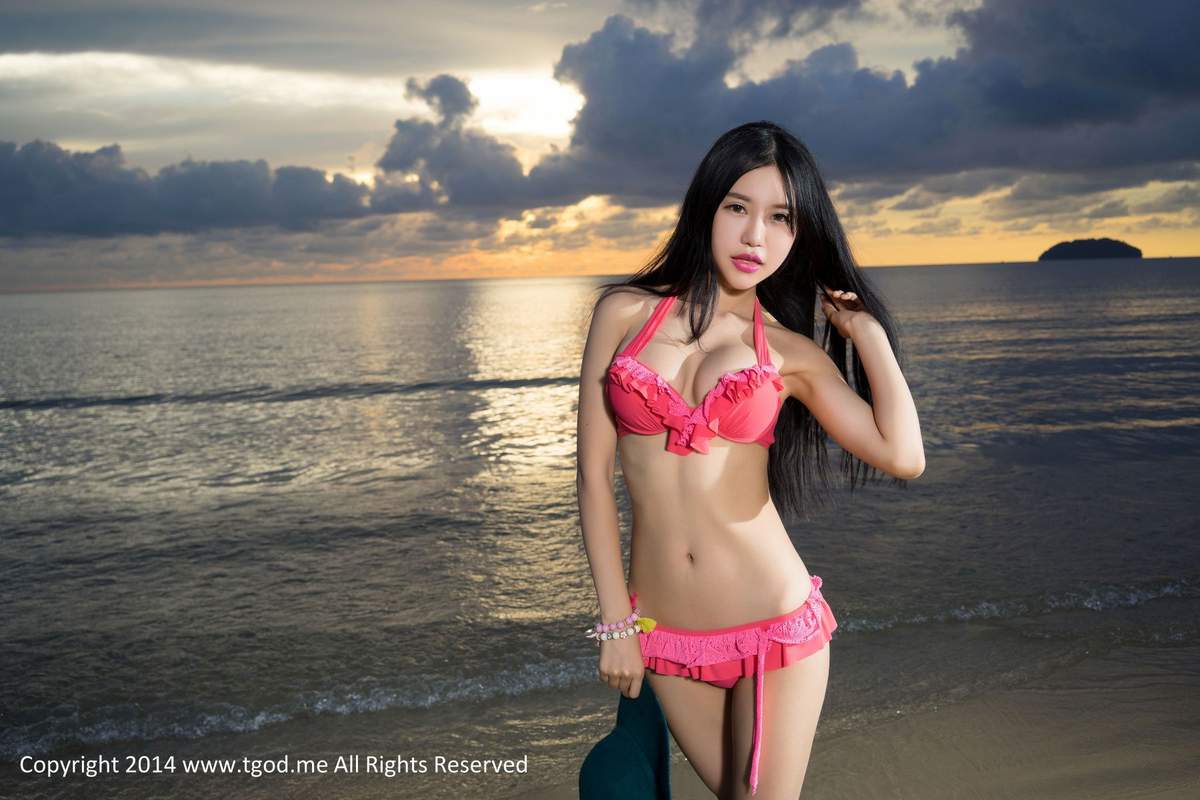 沙滩美女图片