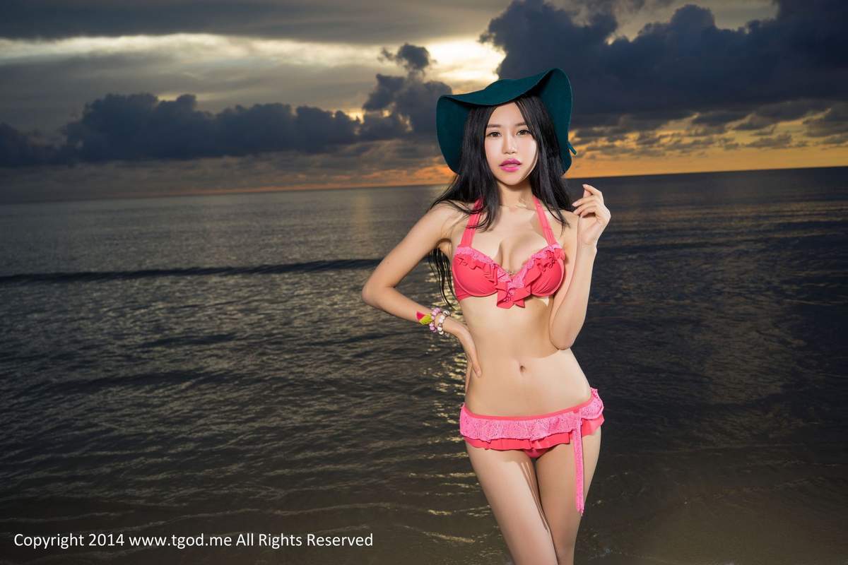 沙滩美女图片