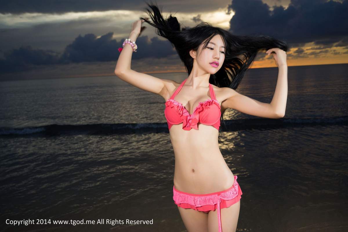 沙滩美女图片