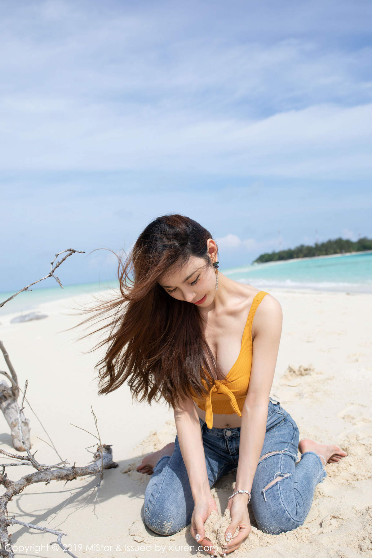 沙滩美女图片