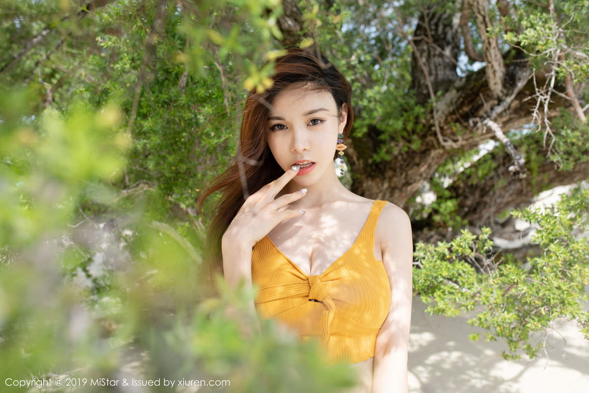 沙滩美女图片
