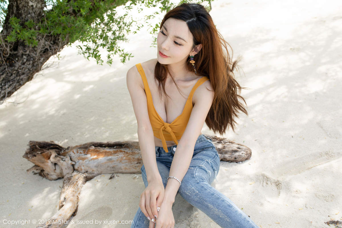 沙滩美女图片