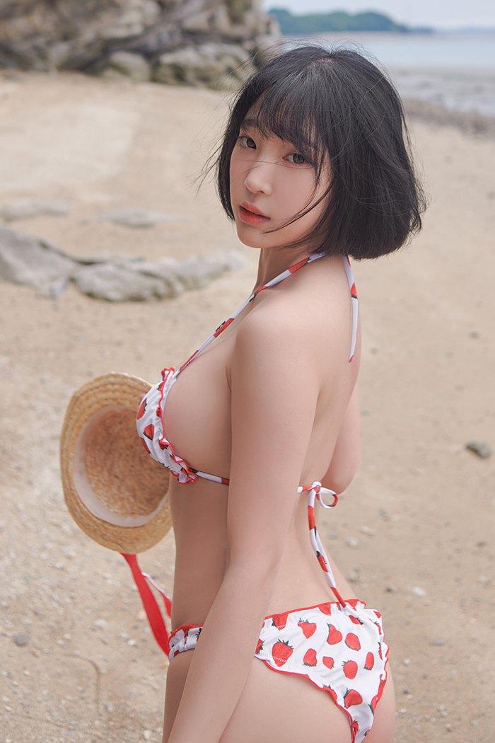 沙滩内衣秀个人照摄影短发美艳草莓小妹沙滩上酥胸迷人美女写真图片图片